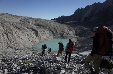 キルギスタンのアドギネ氷河前面での地下構造調査