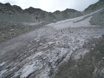 北アルプス、立山・御前沢氷河上での融解量調査