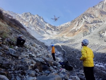 北アルプス、白馬大雪渓でのドローン空撮による岩盤崩落・雪渓崩落の調査